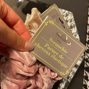 (New!) Set of 2 velvet scrunchies